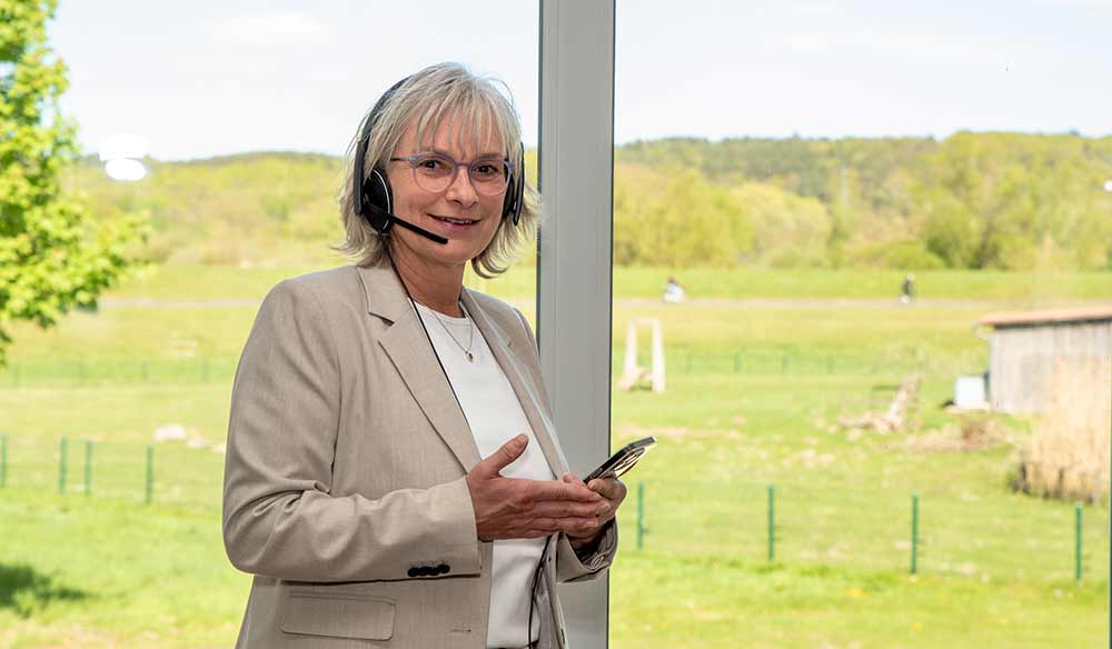 Kathrin Bockey am Telefon